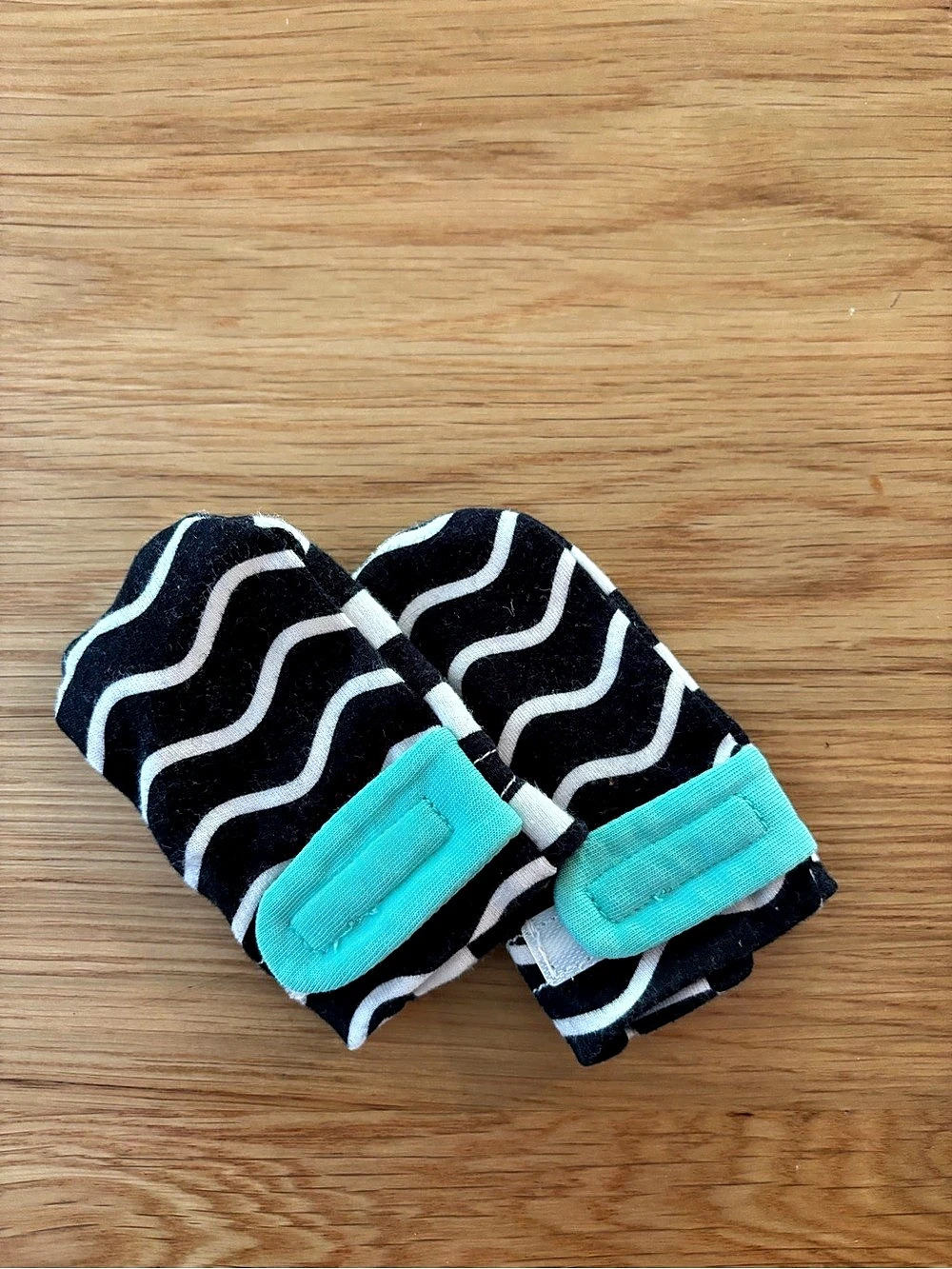 Lovevery contrast mittens